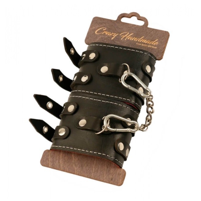 Наручники из кожи с двумя ремнями и красной подкладкой